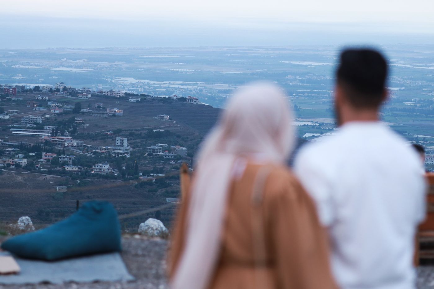 Pareja mirando un paisaje de viaje