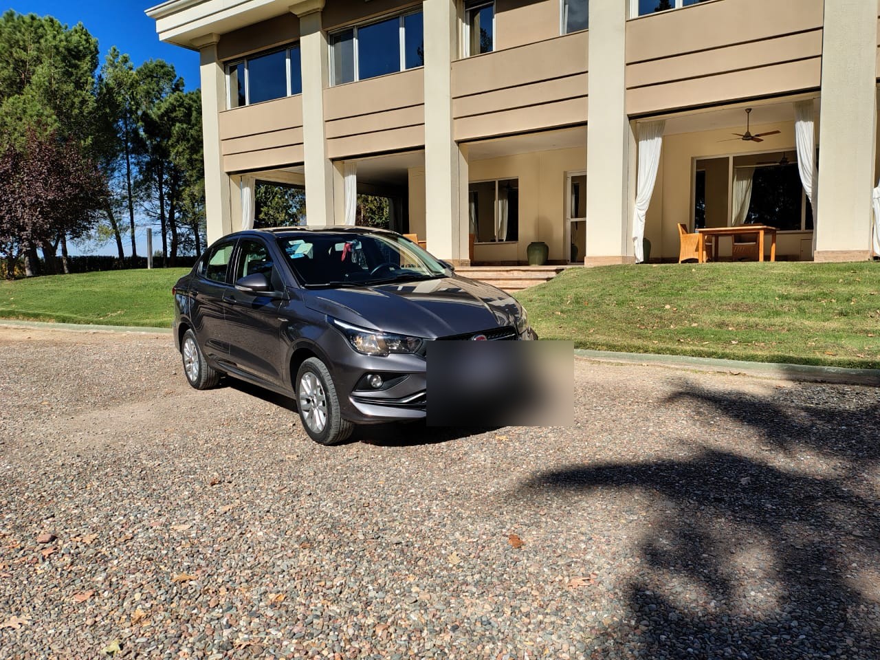 Fiat Cronos gris de Rama Tours, otra vista