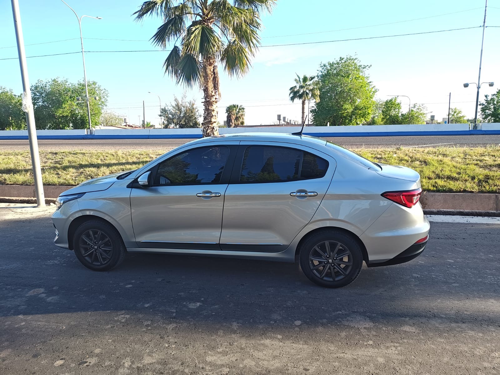 Fiat Cronos plateado de Rama Tours