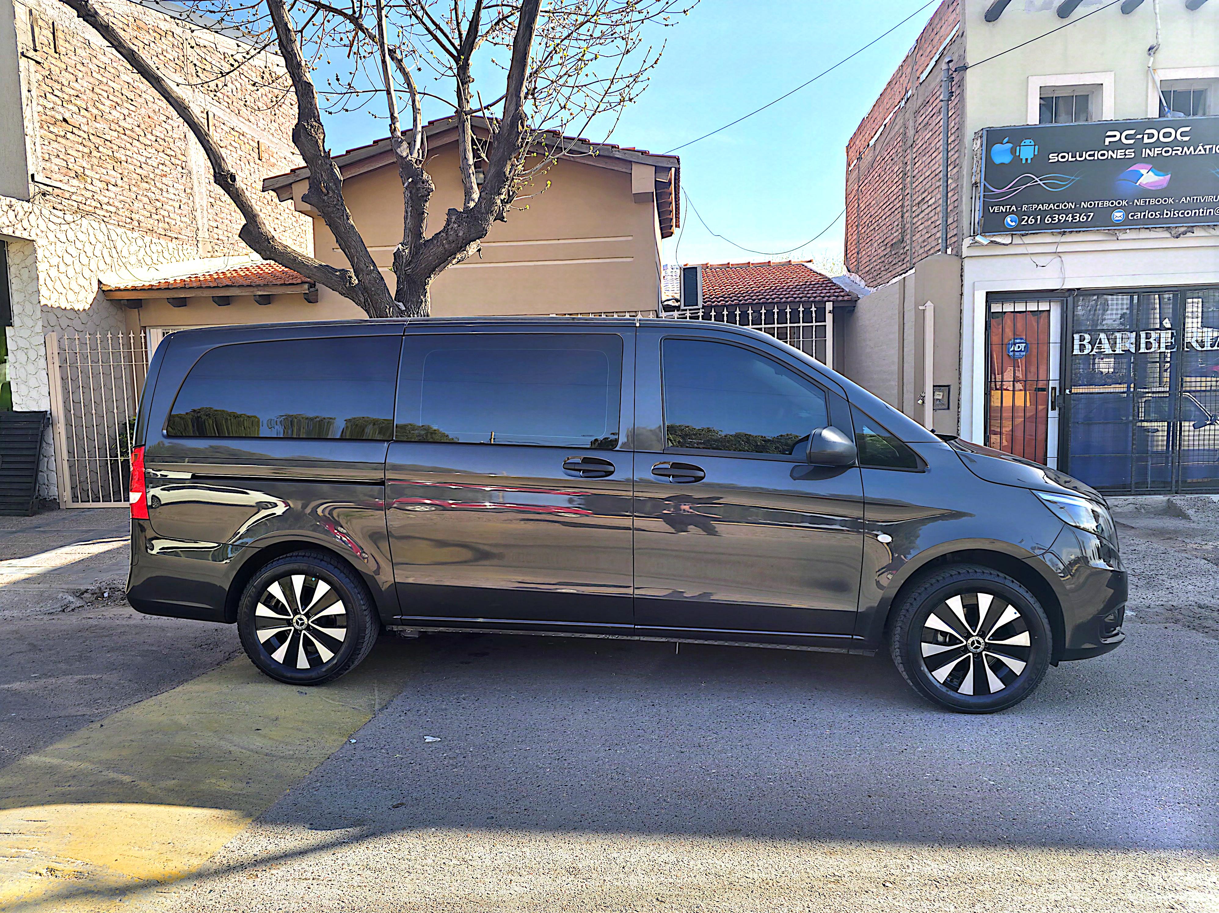 Mercedes-Benz Vito negra de Rama Tours